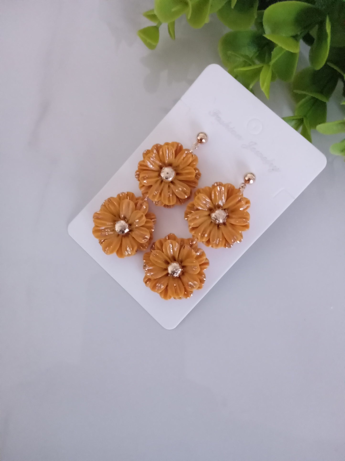 Handmade Polymer Clay Flower Earrings – Beige & Brown Daisy Earrings, Lightweight Floral Jewelry Gift for Women