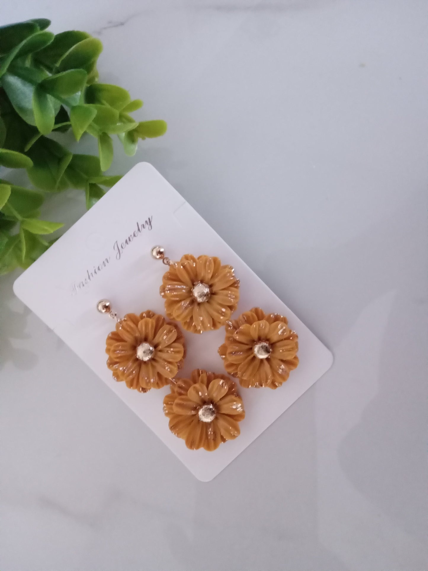 Handmade Polymer Clay Flower Earrings – Beige & Brown Daisy Earrings, Lightweight Floral Jewelry Gift for Women